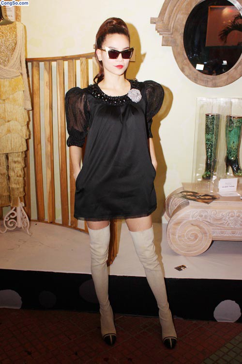 'Soi' 10 bộ váy đen tuyệt đẹp của Hà Hồ